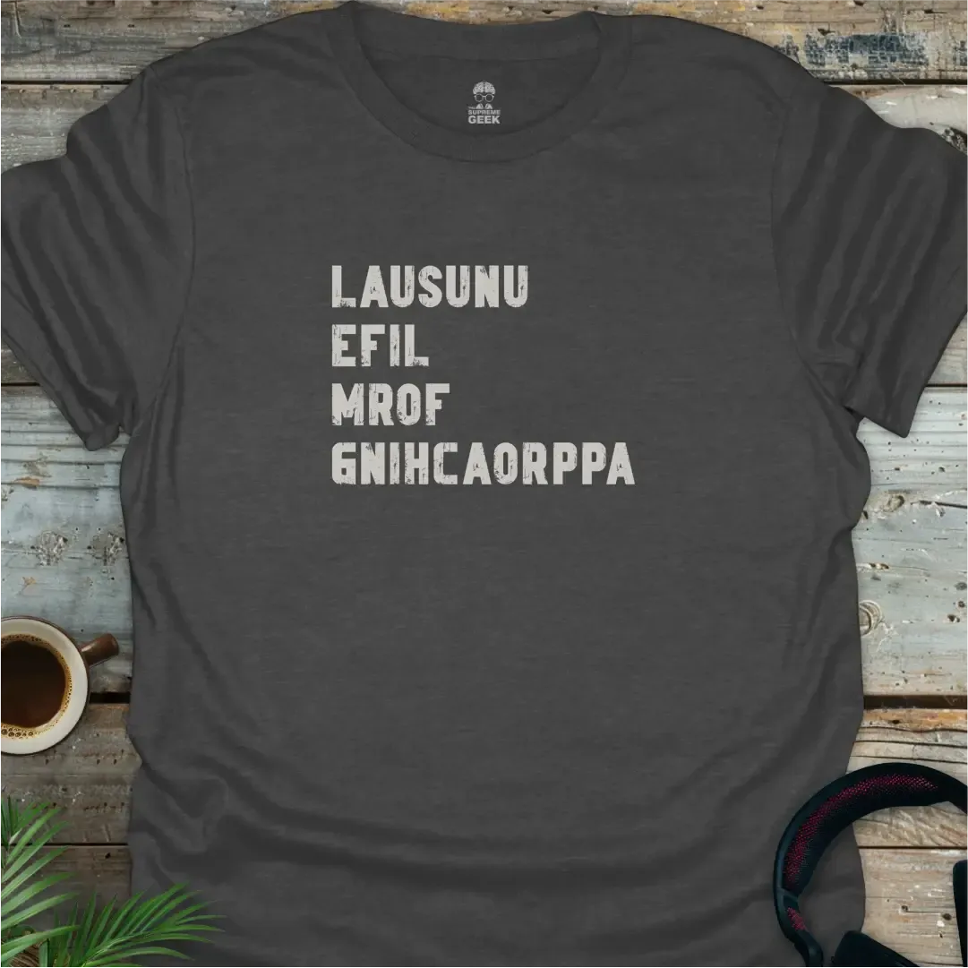 Lausunu Efil Mrof Gnihcaorrppa - Geek T-Shirt - Dark Heather